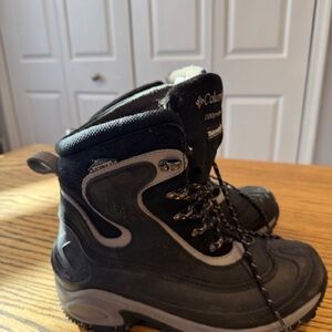 Columbia Uni sex Black and Gray Winter Boots
Womens size 10 1/2